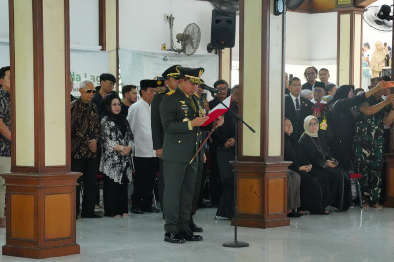 Panglima TNI Pimpin Upacara Penyerahan Jenazah dan Ikuti Upacara Pemakaman Wapres ke-6 RI