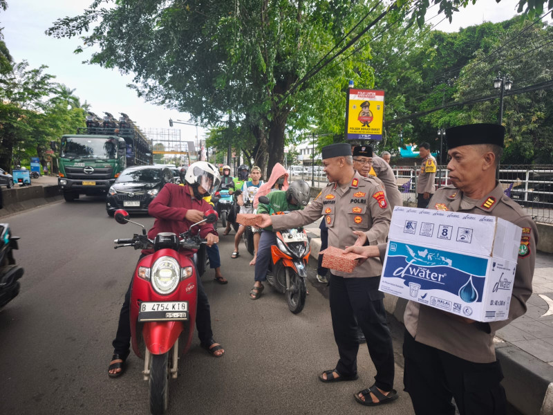 Polsek Bekasi Barat dan Anggota DPRD Kota Bekasi Berbagi Takjil Berkah Ramadhan