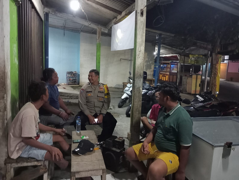 Jaga Kamtibmas Dini Hari, Bhabinkamtibmas Polsek Bantargebang Sisir Titik Rawan di Mustikasari