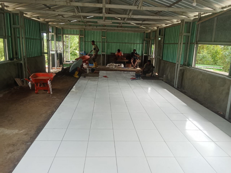 Satgas TMMD 126 Kodim Tambrauw Lanjutkan Perehaban Gereja di Tahap Dinding dan Pemasangan Keramik