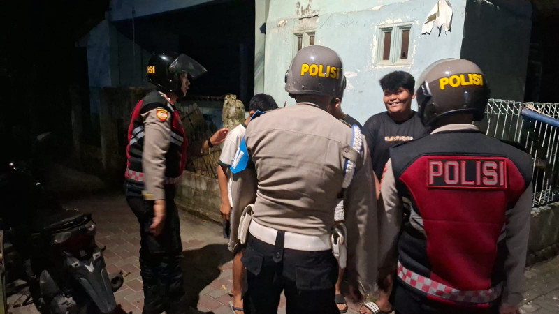 Patroli Malam Jakarta On The Spot, Polsek Kepulauan Seribu Selatan Tingkatkan Kedekatan dengan Warga Melalui Sosialisasi Layanan Polisi 110