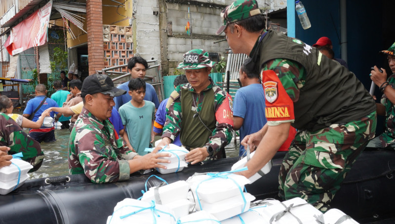 Dandim 0502/Jakarta Utara Instruksikan Evakuasi Banjir, Kapten Inf Noldy Pimpin Aksi Kemanusiaan di Kapuk Muara