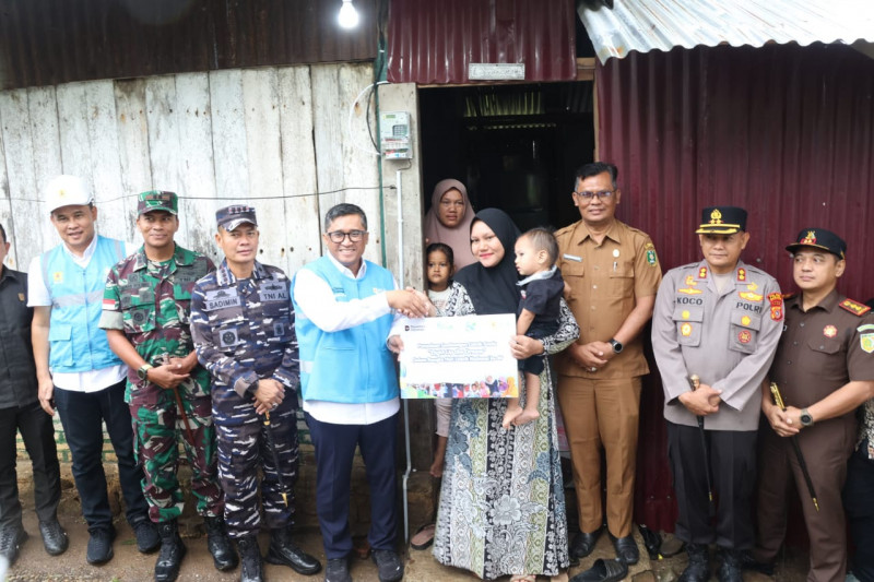 Danlanal Sabang Hadiri Penyerahan Listrik Gratis dan Santunan Dalam Rangka Hari Listrik Nasional Ke 80