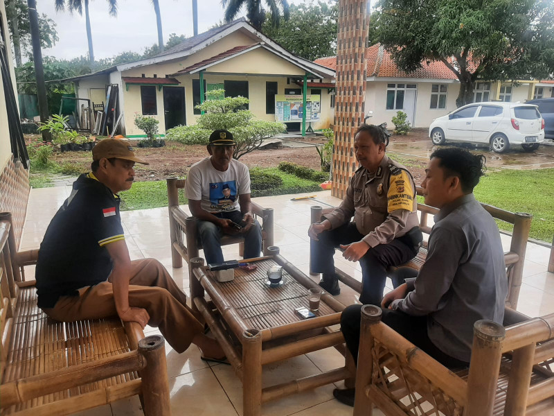 Polsek Rumpin Polres Bogor: Bhabinkamtibmas Desa Mekarsari Sambang Warga Sampaikan Himbauan Kamtibmas