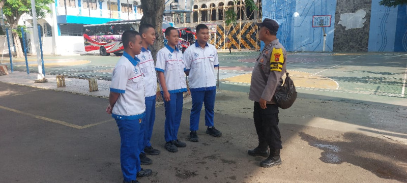 Jaga Jakarta Bhabinkamtibmas Polsek Koja Beri Penyuluhan Ke Pelajar SMK Cikini Agar Tak Terprovokasi Unjuk Rasa