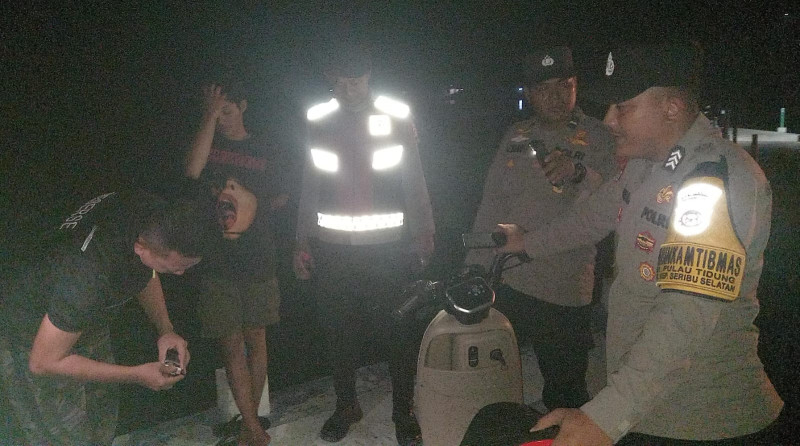 Patroli Malam Jakarta On The Spot Minggu Dini Hari, Polsek Kepulauan Seribu Selatan Jaga Dermaga Pulau Tidung dan Sosialisasikan Layanan Polri 110