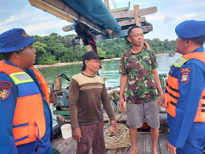 Patroli Dialogis Satpolairud Polres Kepulauan Seribu Perkuat Keamanan Laut dan Sosialisasikan Layanan 110