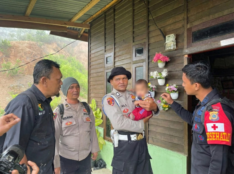 Respon Cepat Polres Aceh Tengah Tembus Wilayah Terisolir, Pastikan Kondisi Bayi Sehat dan Layani Kesehatan Warga