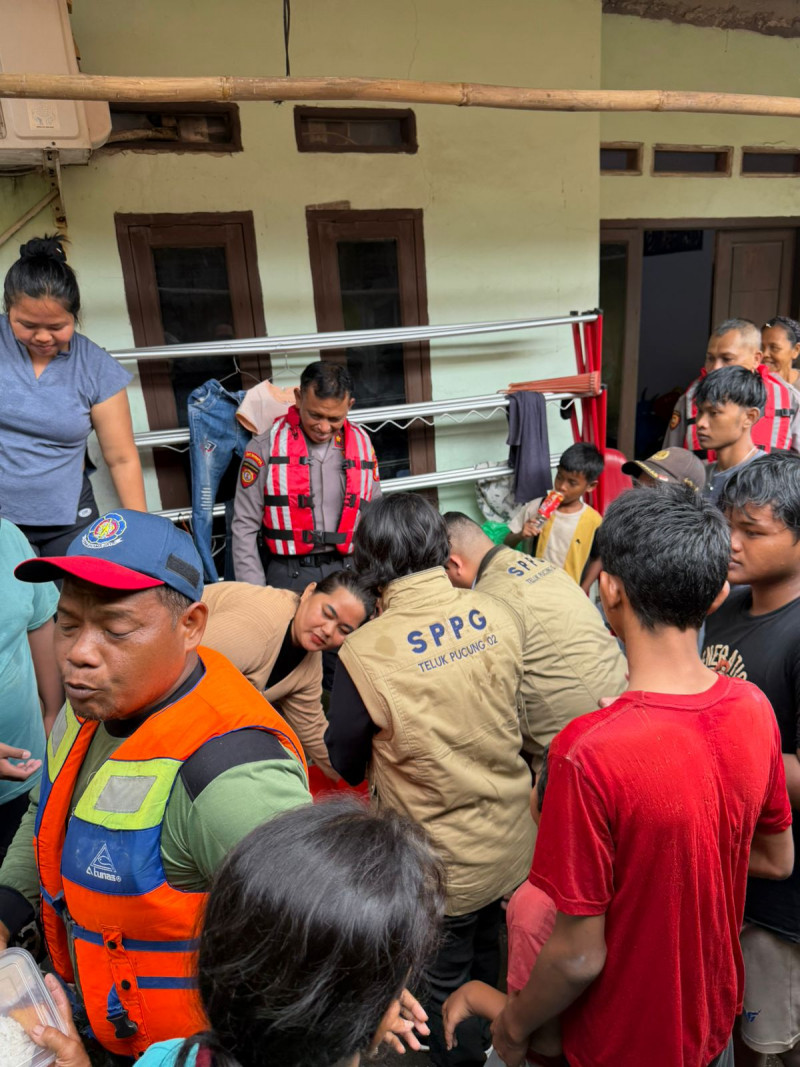Polres Metro Bekasi Kota Terjunkan Personel dan Salurkan 500 Paket Makanan untuk Korban Banjir di Teluk Pucung