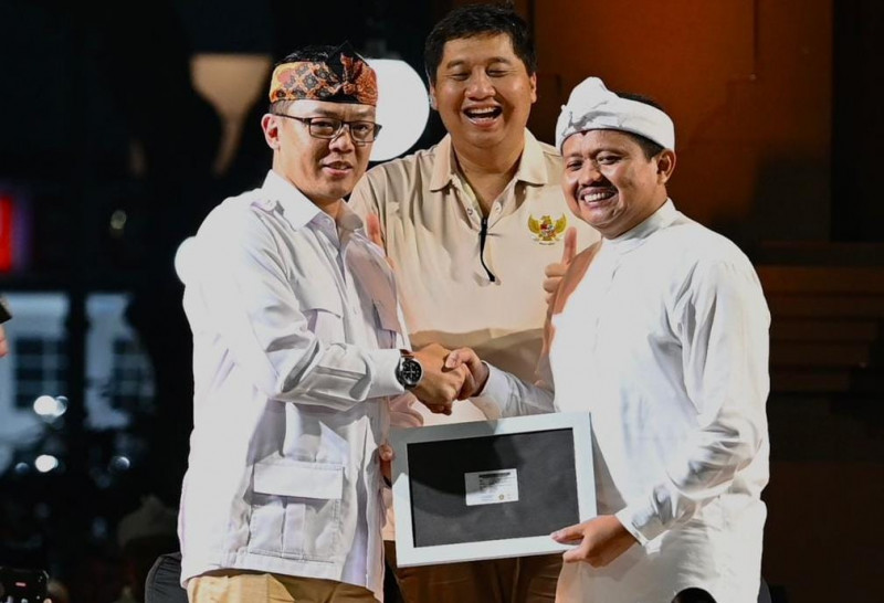 Sekjen Sugiono Resmi Berikan KTA untuk Bupati Sumedang Dony Ahmad yang Gabung Gerindra