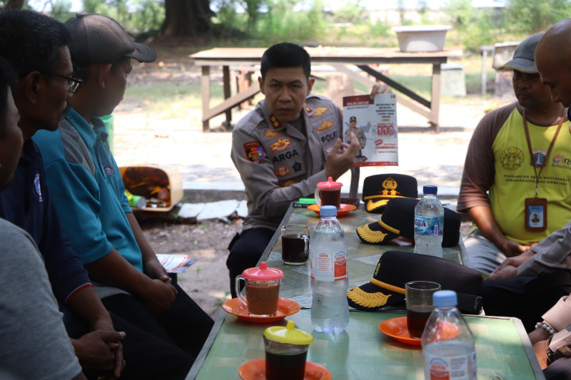 Jaga Jakarta On The Spot Kapolres Kepulauan Seribu Serap Aspirasi Warga Pulau Pari, Ajak Bersama Wujudkan Kamtibmas Lewat Jumat Curhat dan Sosialisasikan Layanan Polisi 110
