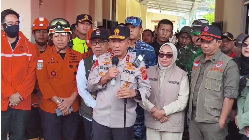 Kapolda Jabar Ucapkan Bela Sungkawa atas Gugurnya Dua Anggota saat Jalankan Tugas Kemanusiaan dalam Penanggulangan Bencana di Desa Pasirlangu Kabupaten Bandung Jawa Barat
