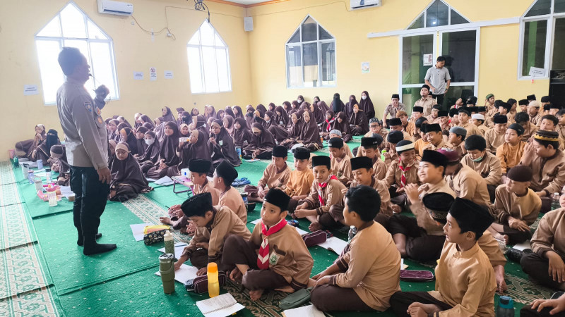 Polisi Sahabat Anak Hadir di SD Al Marjan, 180 Siswa Diajak Kenali Rambu Lalu Lintas