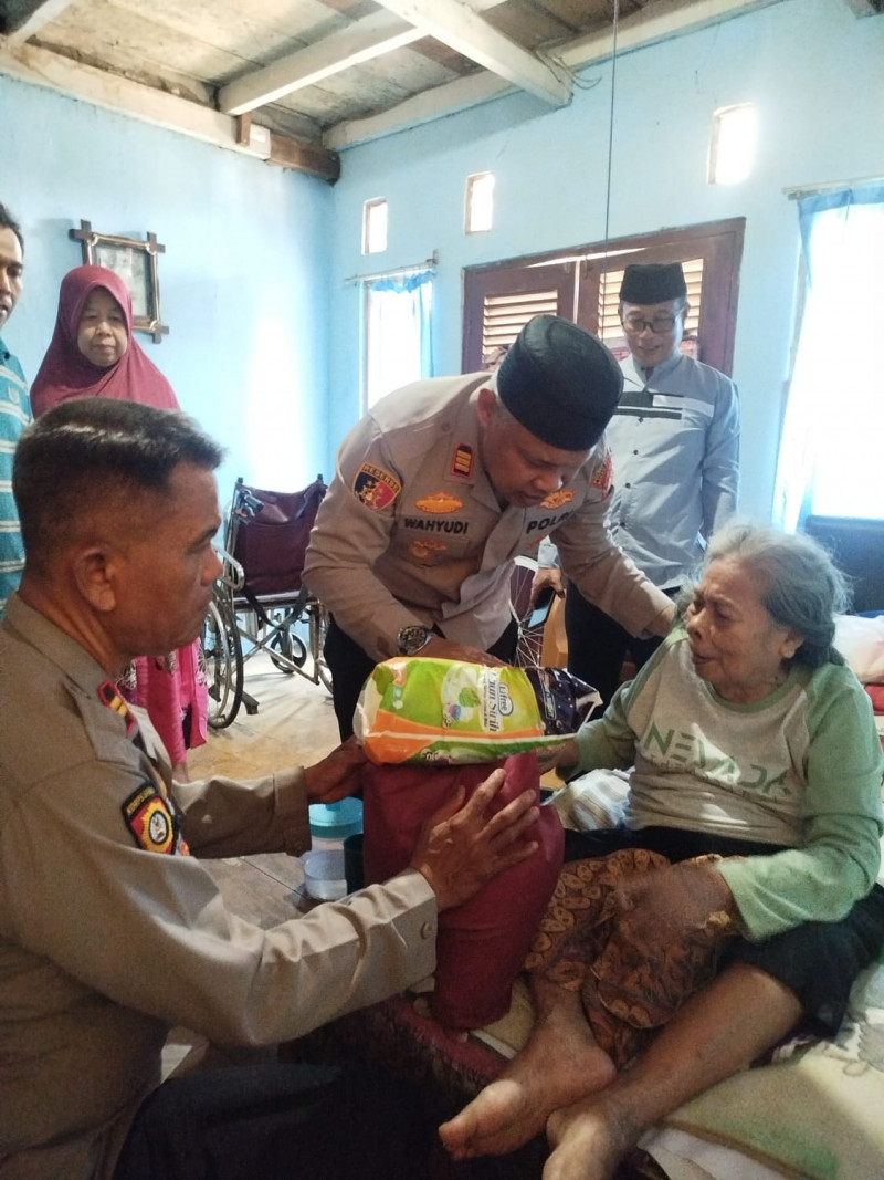 Empati Kepada Sesama, Kapolsek Pondok Gede Kunjungi Warga Sakit dan Lansia di Jaticempaka