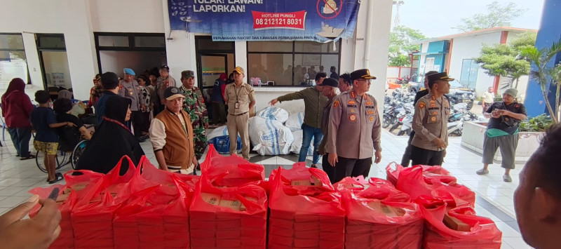 Kapolres Metro Jakarta Utara Salurkan 1.000 Paket Makanan untuk Pengungsi Banjir di Cilincing