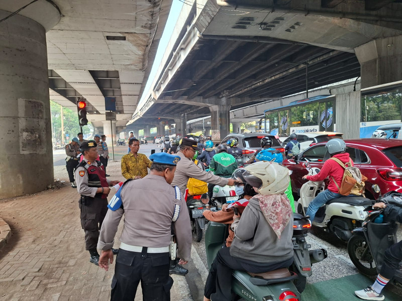 Polsek Kelapa Gading Perketat Penyekatan, Bagikan 140 Bendera Merah Putih kepada Pengendara