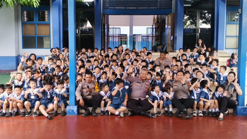 Polisi Sahabat Anak, Polsek Metro Penjaringan Tanamkan Disiplin dan Cinta Polisi Sejak Dini di KB-TK Permai Muara Karang