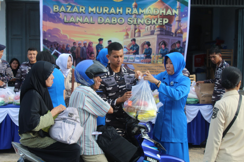 Lanal Dabo Singkep Gelar Bazar Ramadhan Murah dan Bagikan Takjil Kepada Masyarakat