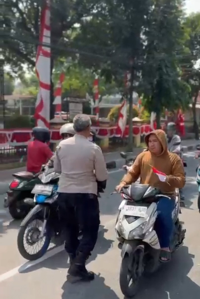 Jelang HUT RI ke-81, Polsek Koja Bersama Tiga Pilar Bagikan 150 Bendera Merah Putih