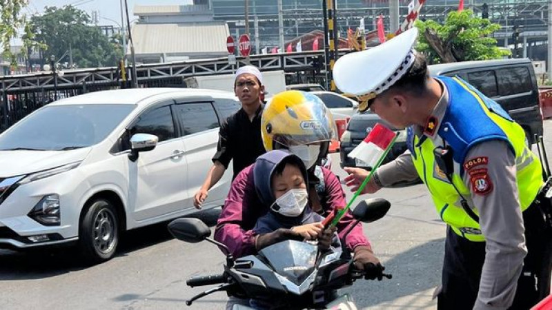 Polantas di Bekasi Sapa Ojol hingga Angkot, Bagikan Bendera Merah Putih