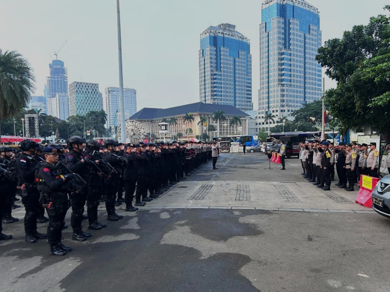 Brimob Polda Metro Jaya Turut Berikan Pelayanan Pada Aksi Bela Palestina di Sekitar Monas Jakarta Pusat