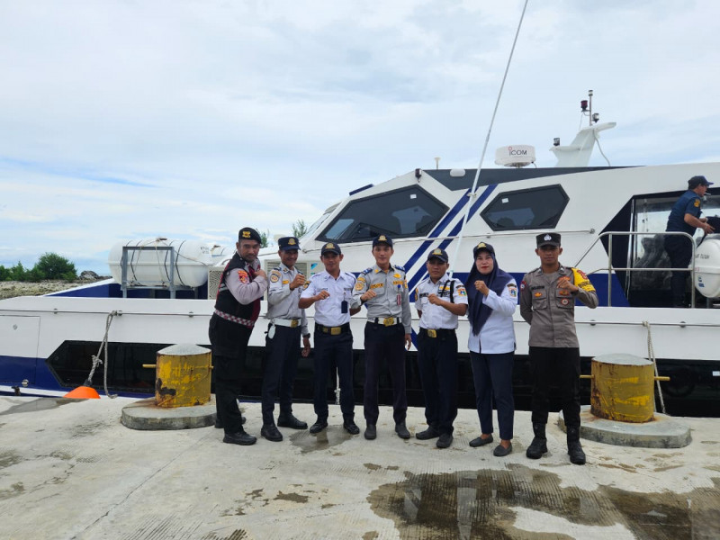 Pengamanan Strong Point di Dermaga, Polres Kepulauan Seribu Jaga Kelancaran Aktivitas Masyarakat dan Wisatawan
