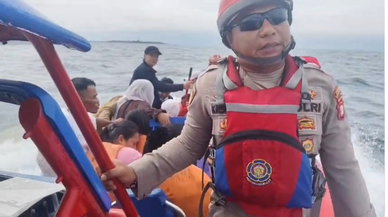 Evakuasi Heroik di Laut, Polsek Kepulauan Seribu Selatan Bersama Damkar Selamatkan 61 Penumpang KM Sumber Makmur