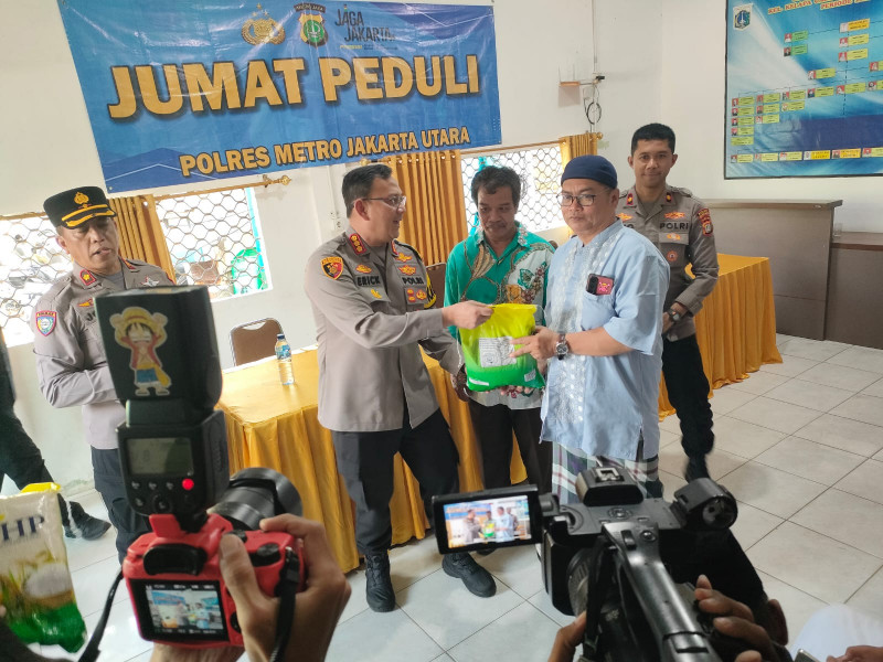 Jumat Peduli Polres Metro Jakarta Utara Salurkan Bantuan Untuk Warga Rawa Sengon