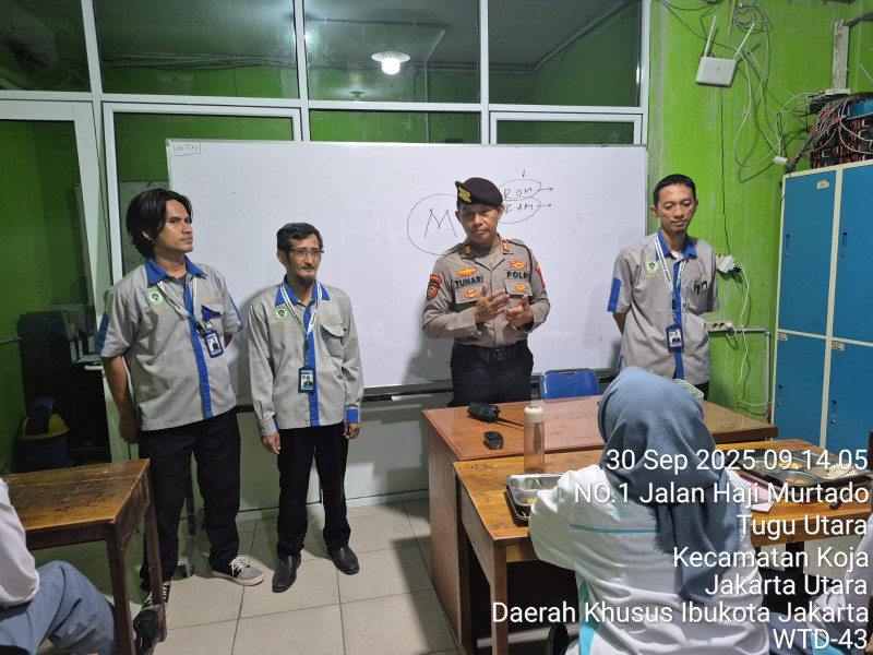 Polisi Sambangi SMK Muhammadiyah 12 Koja Ajak Pelajar Fokus Belajar dan Jauhi Aksi Unjuk Rasa