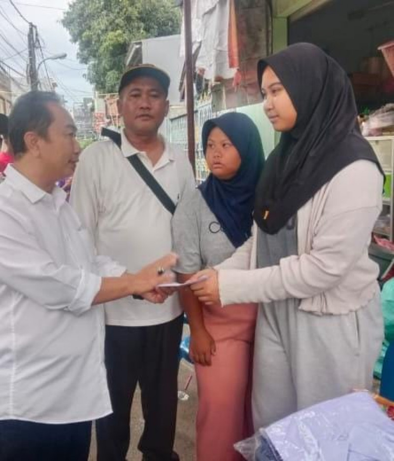 Bun Joi Phiau Anggota DPRD DKI Jakarta Serahkan Uang Duka Kepada Anak Korban Banjir Tersengat Listrik di Cilincing