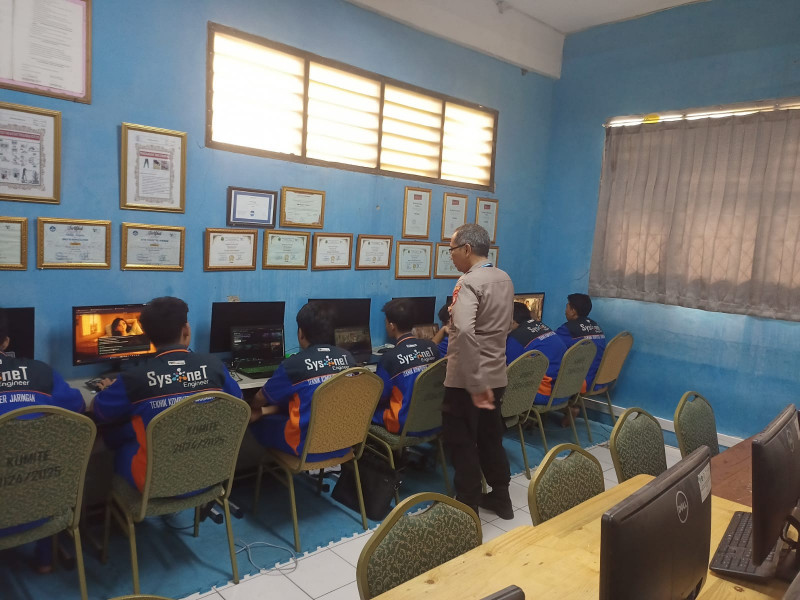 Polsek Bekasi Barat Sosialisasikan Pemanfaatan Artificial Intelligence kepada Pelajar SMKN 1 Kota Bekasi