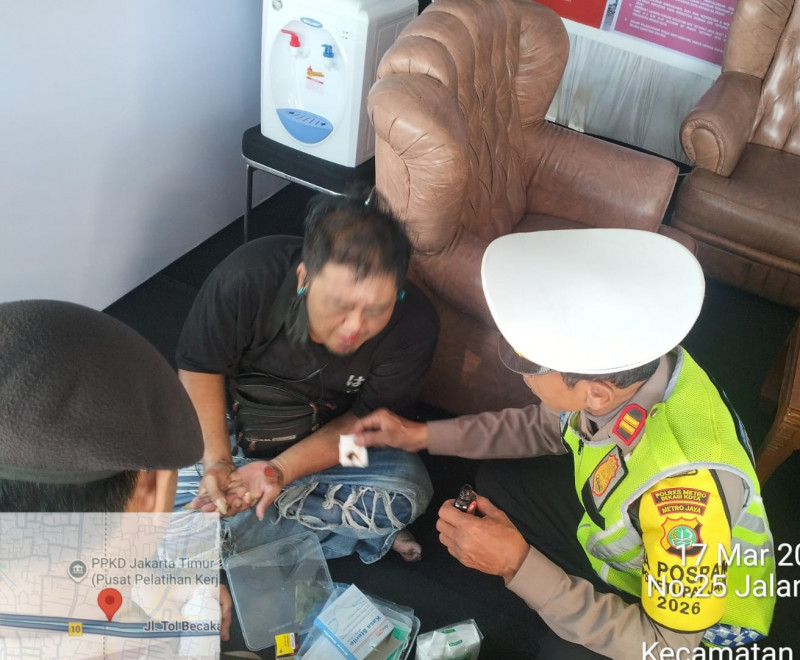 Aksi Sigap Petugas Pos Pam Bintara Jaya Bantu Pemudik yang Alami Kecelakaan