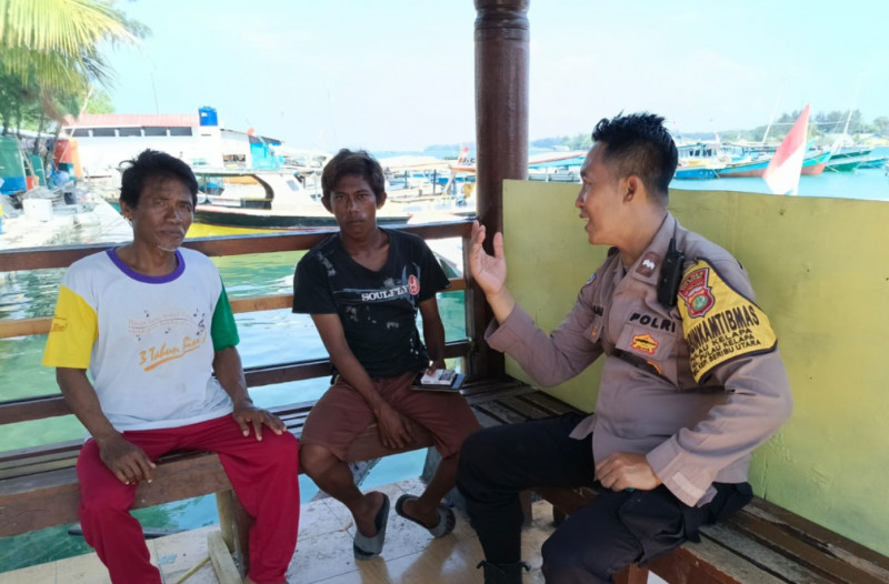 Bhabinkamtibmas Pulau Kelapa Sosialisasikan Layanan Call Centre 110 Kepada Warga