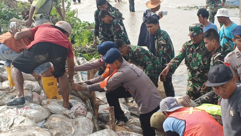 Tanggul Jebol di Muara Gembong, Brimob Bersama TNI dan Warga Bahu-Membahu Lakukan Penanganan