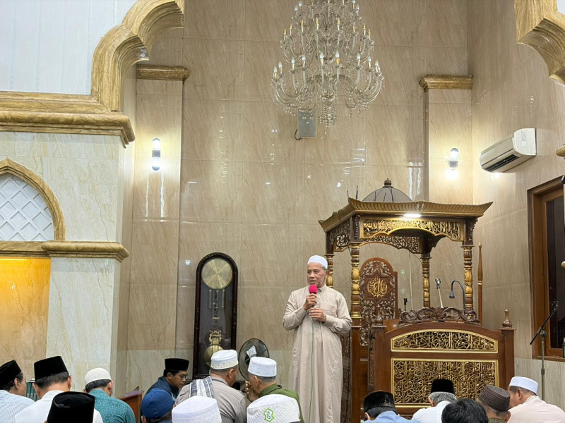 Tarawih Keliling di Cipete, Polda Metro Jaya Serahkan Al-Qur’an ke Masjid An-Nur