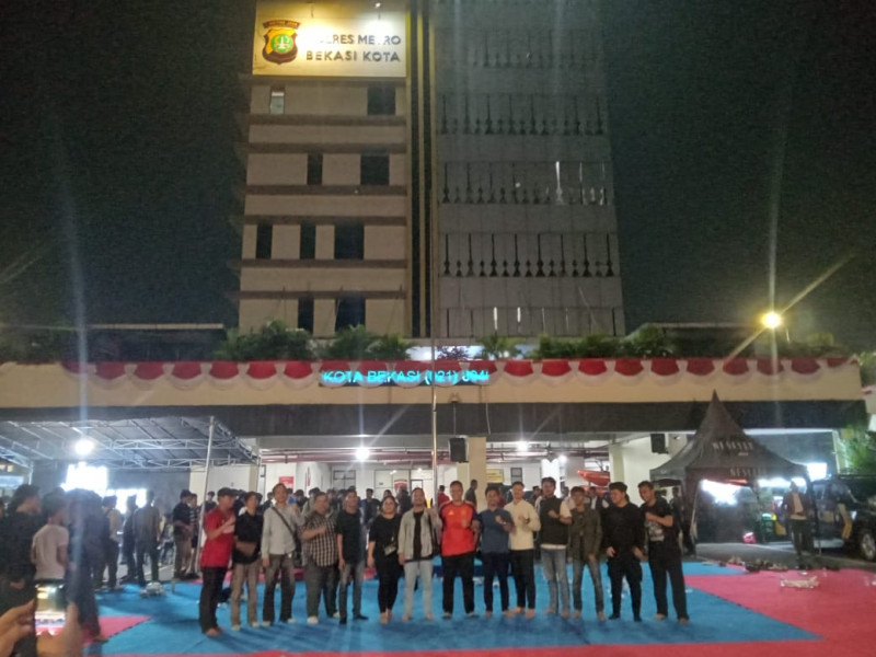 Kapolres Metro Bekasi Kota duduk Lesehan Nobar Piala Dunia Kamtibmas Bersama Mahasiswa dan Pemuda Kota Bekasi