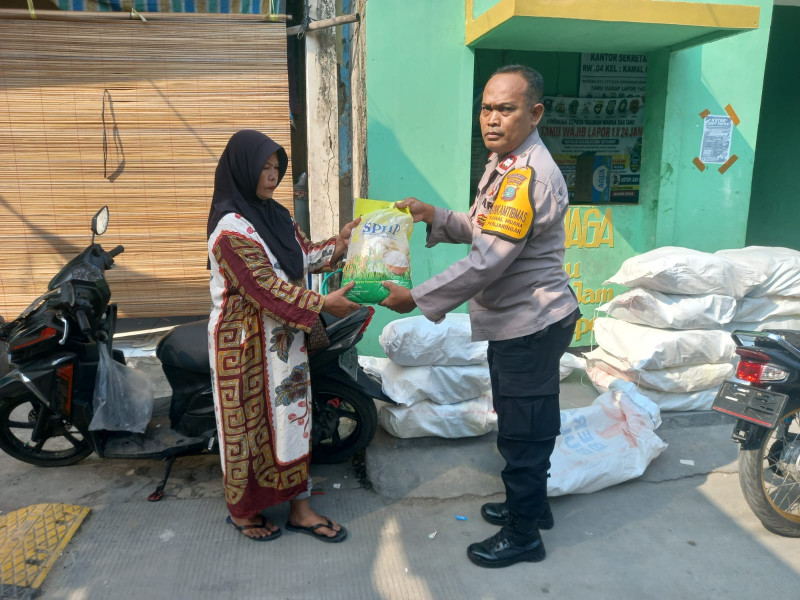 Polsek Penjaringan dan Bulog Gelar Gerakan Pangan Murah, 248 Pack Beras SPHP Ludes Terjual