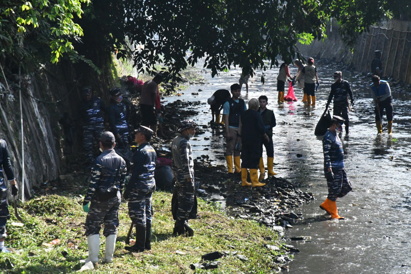 Jelang HUT Ke 80 TNI, Lanal Bandung Gelar Program Kali Bersih