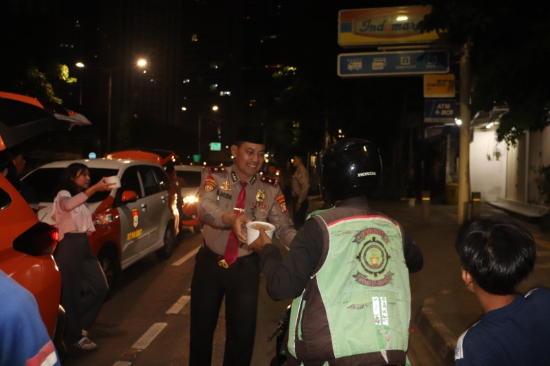 Ramadhan Berkah, Ditpamobvit PMJ Bersama Masyarakat Pecinta Polri Turun ke Jalan Bagikan Sahur
