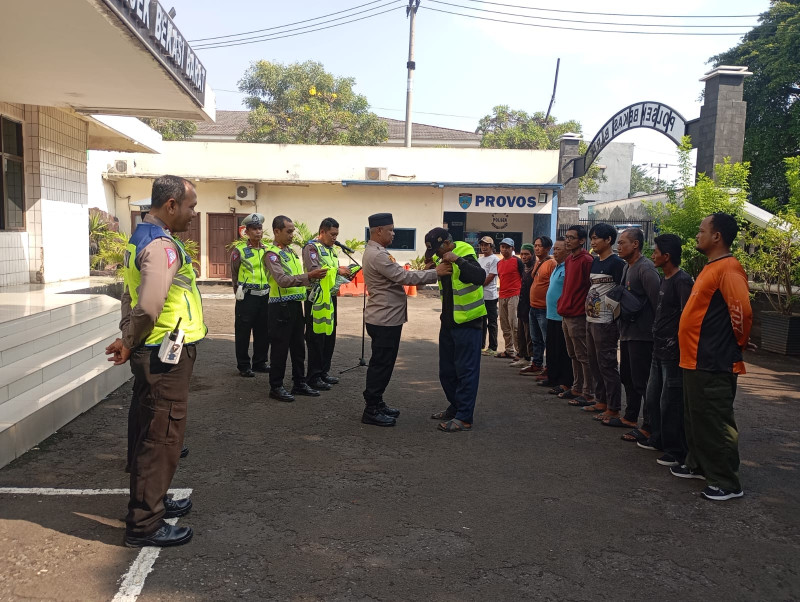 Kapolsek Bekasi Barat Berikan Rompi Hijau kepada 12 Supeltas untuk Dukung Kelancaran Lalu Lintas