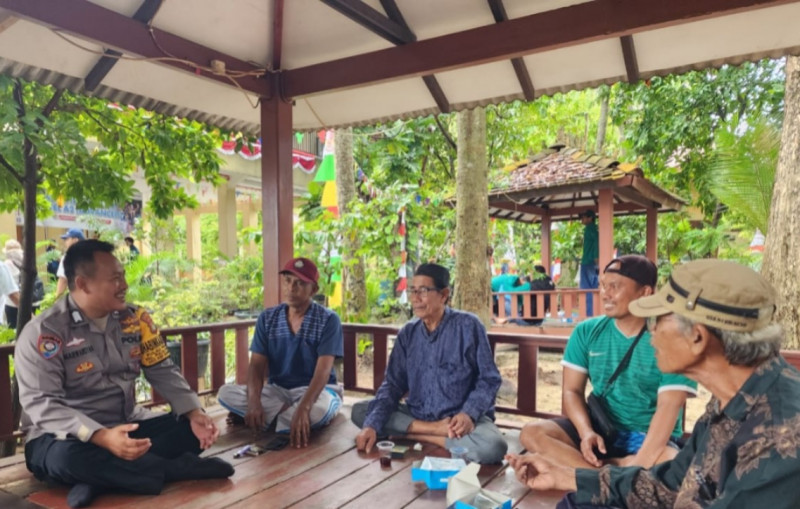 Bhabinkamtibmas Pulau Pramuka Sambang Warga, Sosialisasikan Layanan Polri 110 dan Tangkal Paham Radikal