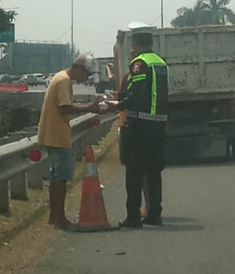 Jumat Berkah, Bripka Taufan Bantu Sopir Truk Mogok di Tol BSD dengan Nasi Kotak