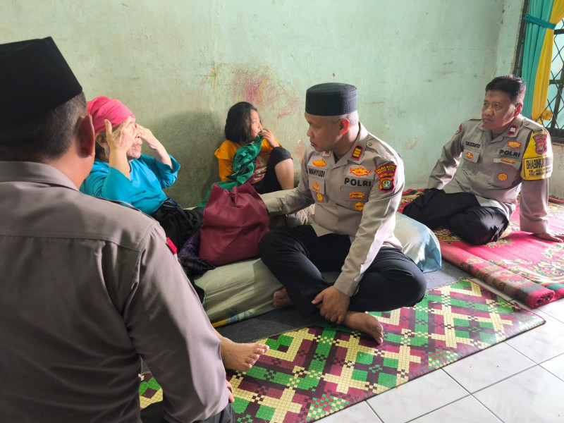 Wujud Empati Polri, Kapolsek Bekasi Barat Bantu Lansia dan Warga Sakit di Jakasampurna