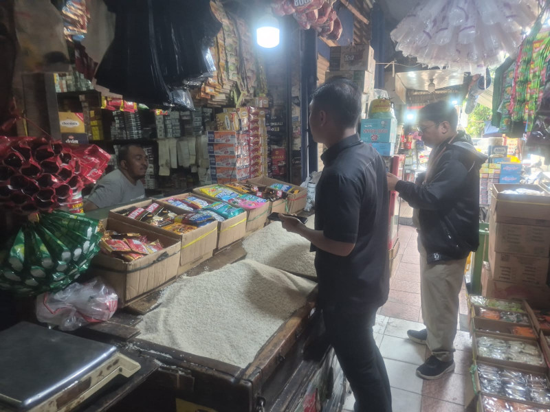 Polisi Melakukan Pengecekan harga pangan khususnya Komiditi Beras di Jakarta Utara dan Kepulauan Seribu