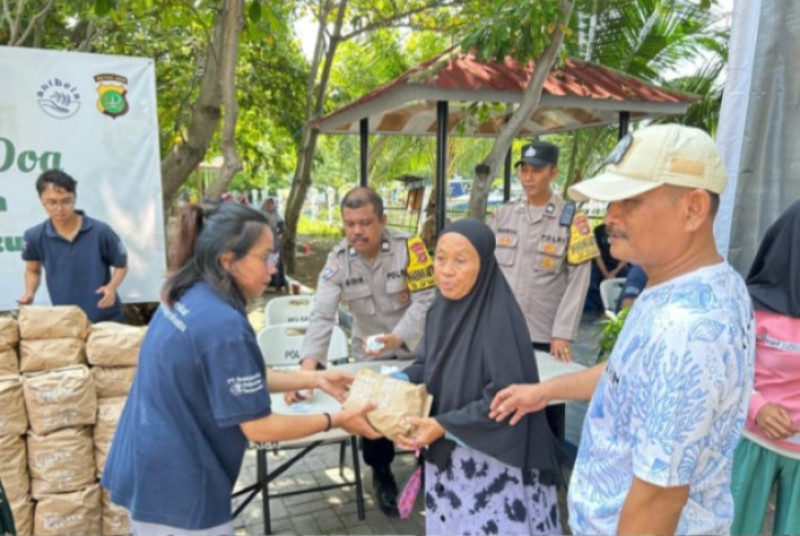 Polsek Kepulauan Seribu Utara Salurkan 428 Paket Sembako untuk Jompo Dhuafa dalam Program Polri Peduli