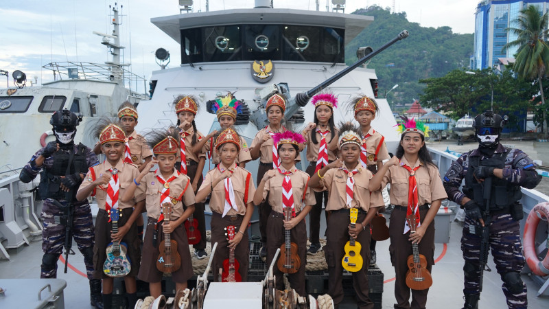 Tanamkan Jiwa Bahari Generasi Muda Papua Saka Bahari Kunjungan KRI Mata Bongsang-873