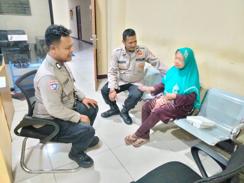 Polisi Antar Lansia Pikun Pulang: Wujud Kepedulian Polsek Kawasan Kalibaru Terhadap Warga