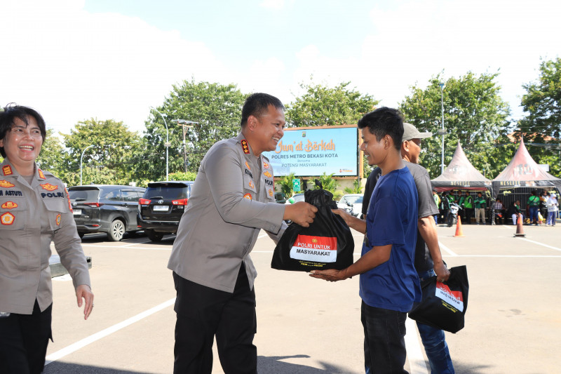 Pererat Silaturahmi, Kapolres Metro Bekasi Kota Pimpin Kegiatan Jumat Berkah Bagi Sembako Kepada Potensi Masyarakat