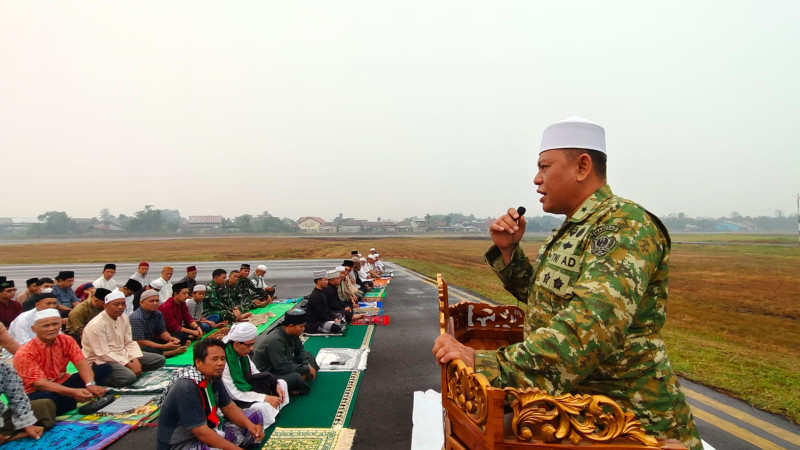 Satgas Kahurtla TNI Gelar Sholat Istisqo dan Sosialisasi di Melawi