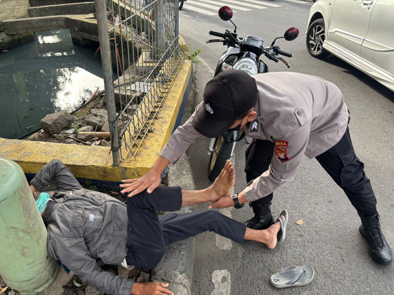 Sigap Seorang Polisi Beri Pertolongan Pertama Korban Kecelakaan